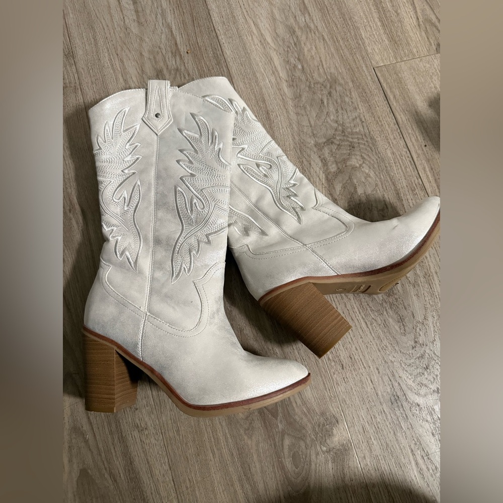 Women's Western Embroidered Boots - White